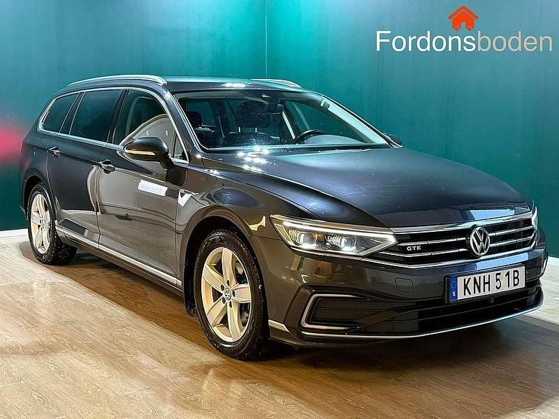 Mörkgrå Begagnad 2020 VW Passat Executive Kombi | 188 900 kr (Marknadspris) - Bild 1/4