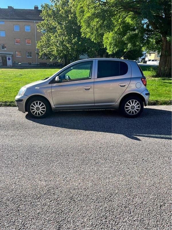 Grå Begagnad 2004 Toyota Yaris Halvkombi | 30 000 kr (Marknadspris) - Bild 1/4