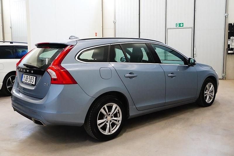 Begagnad Volvo V60 Momentum 190 HK (139 kW) 2016 Blå Kombi