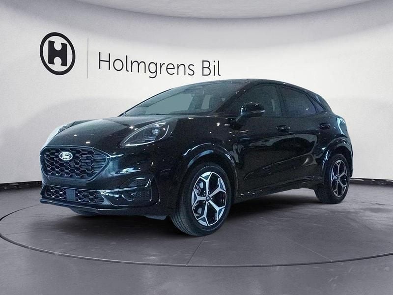 Svart (agate black metallic) Ny 2025 Ford Puma Gen-E ST-Line SUV | 316 400 kr (Marknadspris) - Bild 1/4