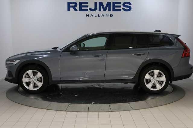 Begagnad Volvo V60 CC Core 197 HK (144 kW) 2023 Kombi