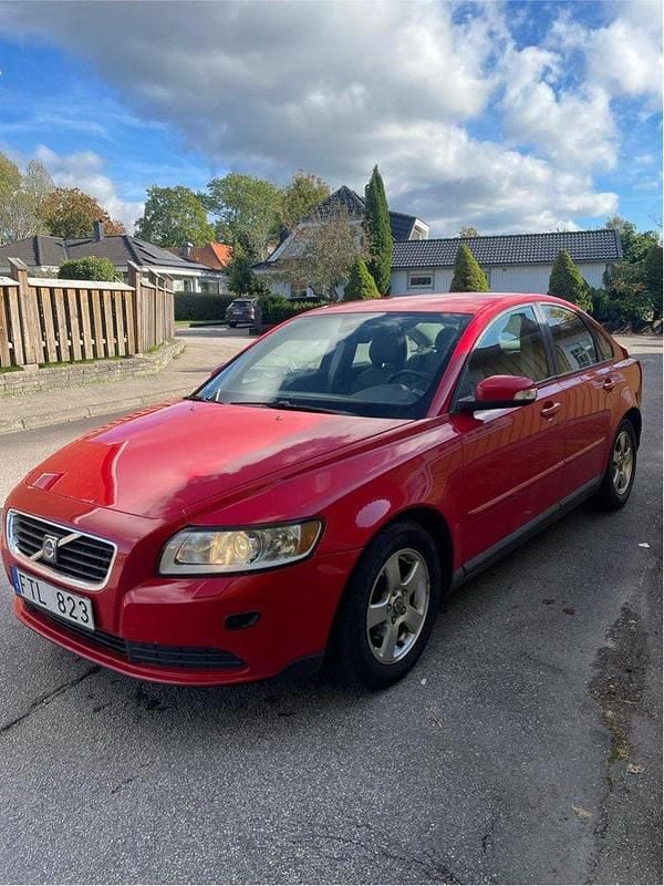 Röd Begagnad 2008 Volvo S40 Kinetic Sedan | 27 999 kr (Marknadspris) - Bild 1/3