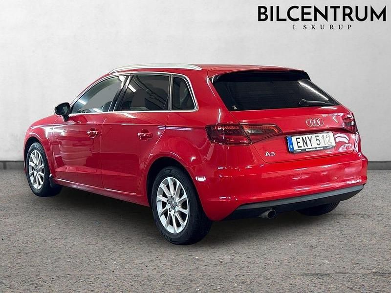 Begagnad Audi A3 Attraction 110 HK (80 kW) 2015 Röd