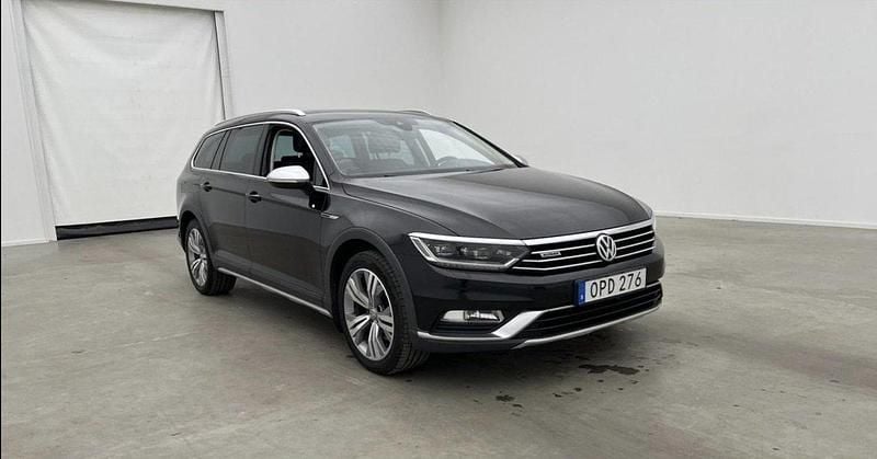 Svart Begagnad 2018 VW Passat Alltrack Executive Kombi | 179 900 kr (Marknadspris) - Bild 1/4