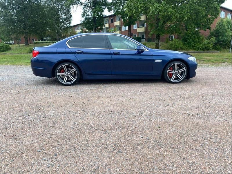 Blå Begagnad 2011 BMW 528 Sedan | 135 000 kr (Marknadspris) - Bild 1/4