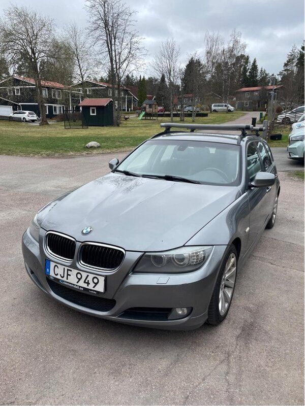 Grå Begagnad 2011 BMW 318 Kombi | 48 000 kr (Marknadspris) - Bild 1/4