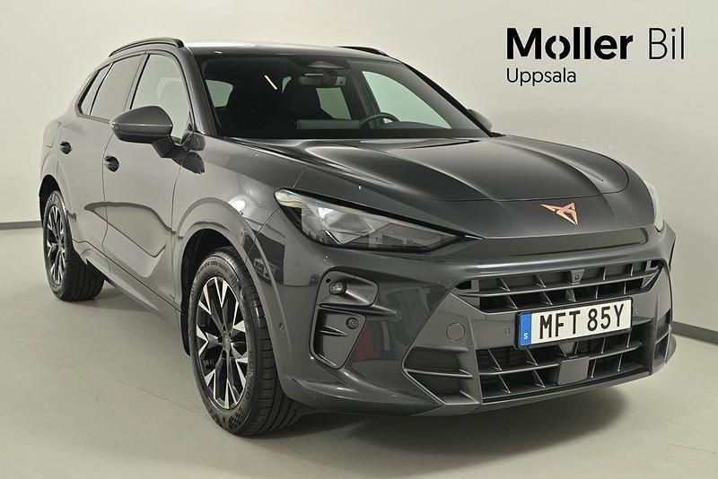 Grå (timanfaya grey metallic) Begagnad 2025 Cupra Terramar SUV | 384 900 kr (Marknadspris) - Bild 1/4