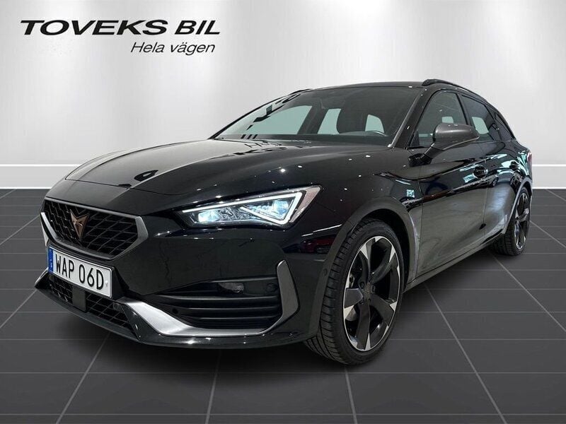 Svart (midnight black metallic) Begagnad 2023 Cupra Leon Kombi | 279 900 kr (Marknadspris) - Bild 1/4