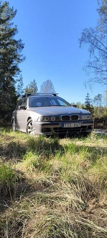 Grå Begagnad 2003 BMW 525 M Sport Kombi | 30 000 kr (Superpris) - Bild 1/3