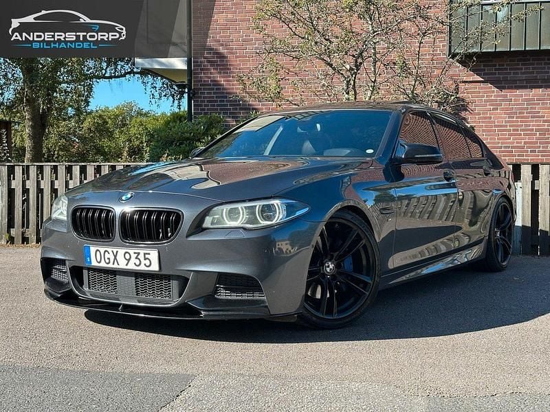 Grå Begagnad 2016 BMW 530 M Sport Sedan | 239 900 kr (Lite dyr) - Bild 1/4