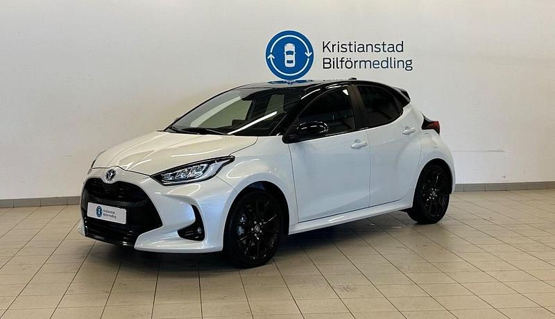 Vit Begagnad 2022 Toyota Yaris Hybrid Style Halvkombi | 229 900 kr (Bra pris) - Bild 1/4