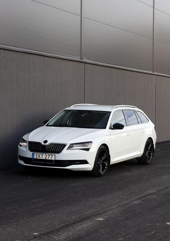 Vit Begagnad 2018 Skoda Superb Business Line Kombi | 250 000 kr (Marknadspris) - Bild 1/4