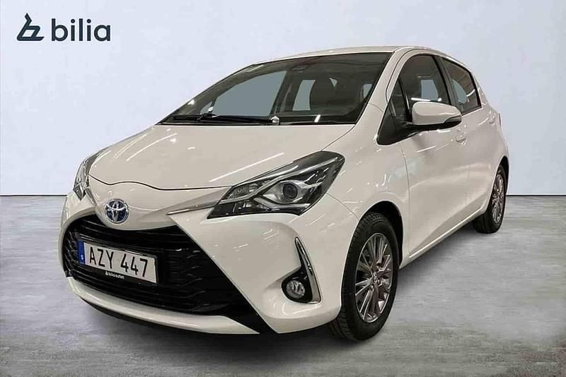 Vit Begagnad 2018 Toyota Yaris Hybrid Halvkombi | 144 900 kr (Bra pris) - Bild 1/1