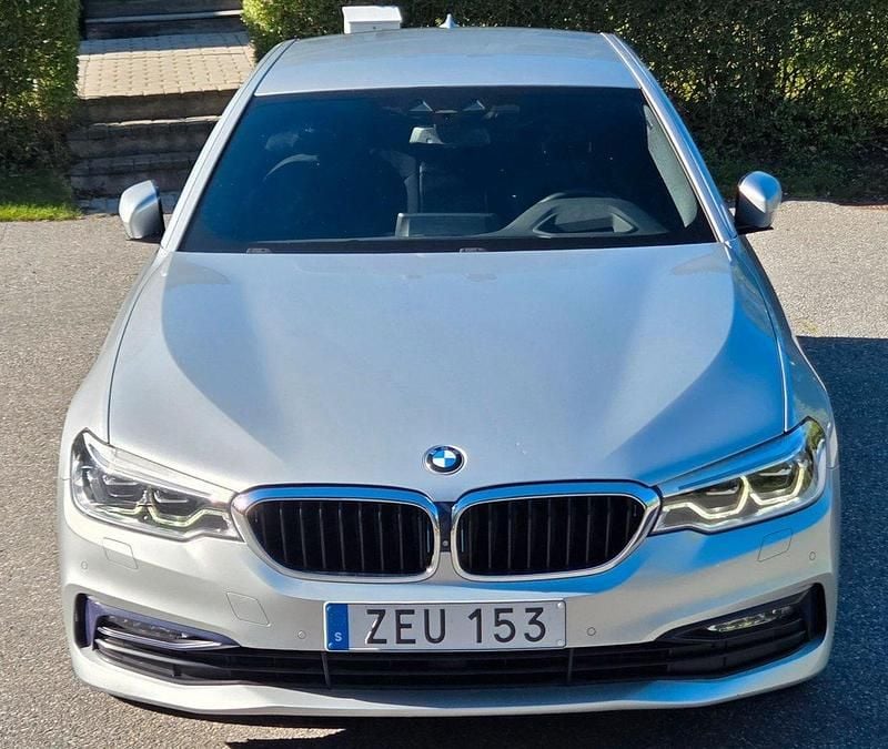 Silver Begagnad 2018 BMW 530e iPerformance Sedan | 224 800 kr (Marknadspris) - Bild 1/4