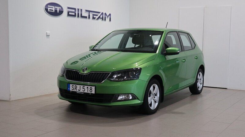 Grön (rallygrön metallic ) Begagnad 2017 Skoda Fabia Style Halvkombi | 124 900 kr (Marknadspris) - Bild 1/4