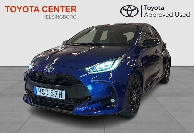 Mörkblå (blå) Begagnad 2024 Toyota Yaris Hybrid Style Halvkombi | 244 900 kr (Marknadspris) - Bild 1/4