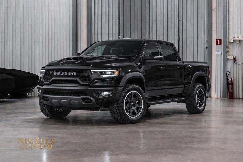 Begagnad Dodge Ram 711 HK (522 kW) 2022 Svart