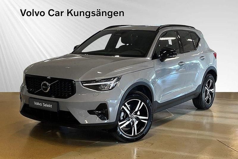 Grå Begagnad 2024 Volvo XC40 Plus SUV | 399 900 kr (Lite dyr) - Bild 1/3
