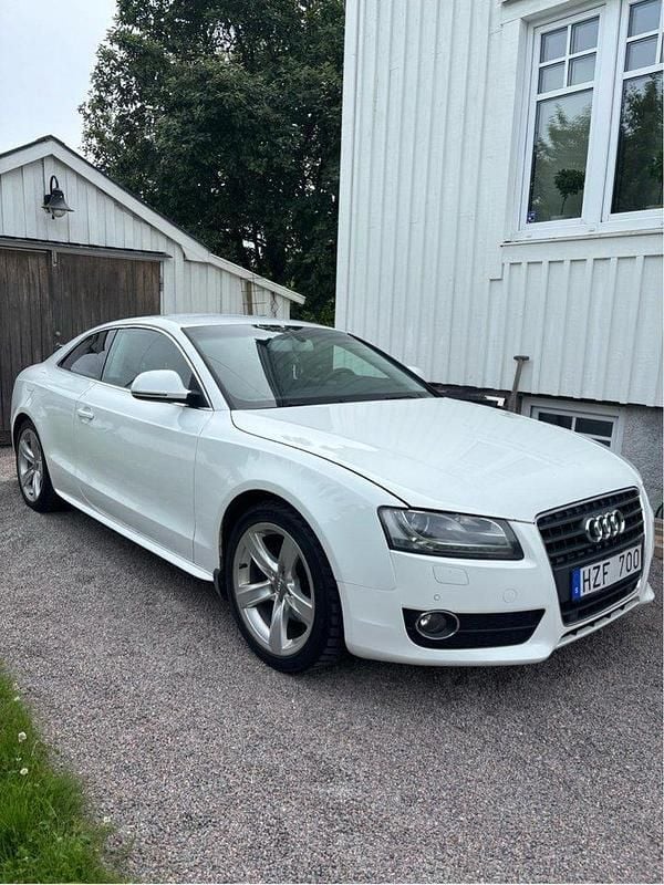 Vit Begagnad 2009 Audi A5 Comfort Sportkupé | 89 000 kr (Marknadspris) - Bild 1/4