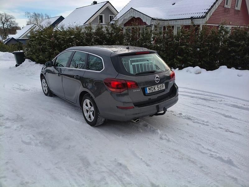 Begagnad Opel Astra 140 HK (102 kW) 2012 Mörkgrå Kombi