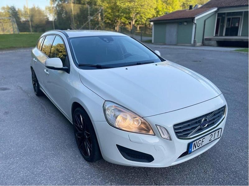 Vit Begagnad 2013 Volvo V60 Kombi | 75 000 kr (Bra pris) - Bild 1/4