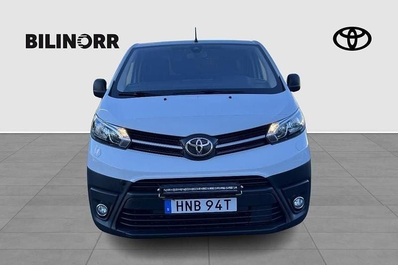Vit Begagnad 2022 Toyota Proace Comfort Van | 259 900 kr (Superpris) - Bild 1/3