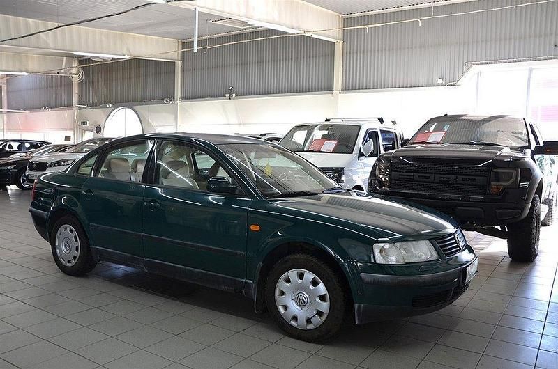 Mörkgrön Begagnad 1997 VW Passat Comfortline Sedan | 29 900 kr - Bild 1/4