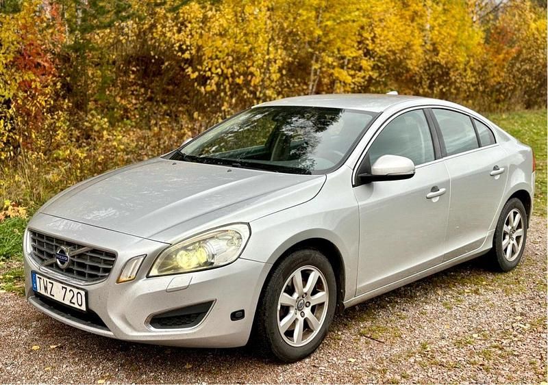 Grå Begagnad 2013 Volvo S60 Momentum Sedan | 65 000 kr (Bra pris) - Bild 1/4