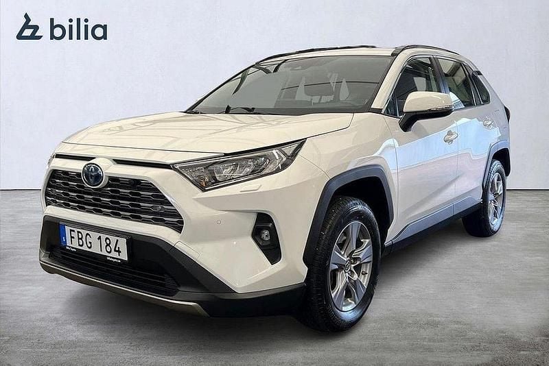 Vit Begagnad 2023 Toyota RAV4 Hybrid Active SUV | 384 000 kr (Superpris) - Bild 1/3