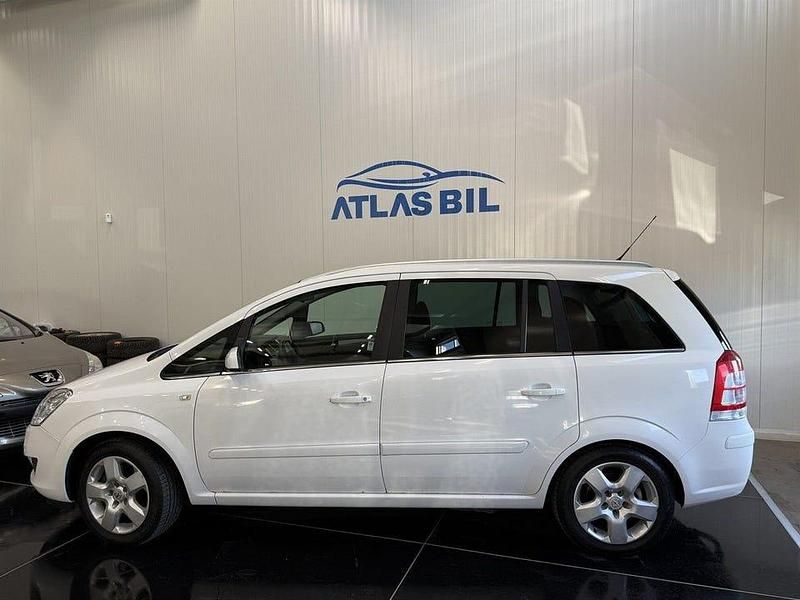 Begagnad Opel Zafira 150 HK (110 kW) 2009 Vit Minibuss