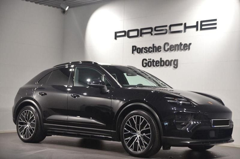 Svart (black) Begagnad 2025 Porsche Macan SUV | 969 000 kr (Bra pris) - Bild 1/4