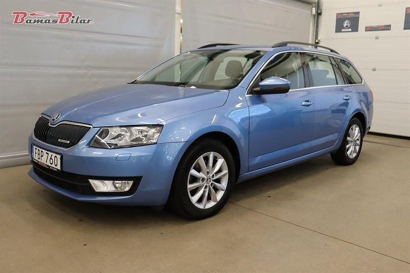 Blå Begagnad 2015 Skoda Octavia Ambition Kombi | 109 900 kr (Marknadspris) - Bild 1/4