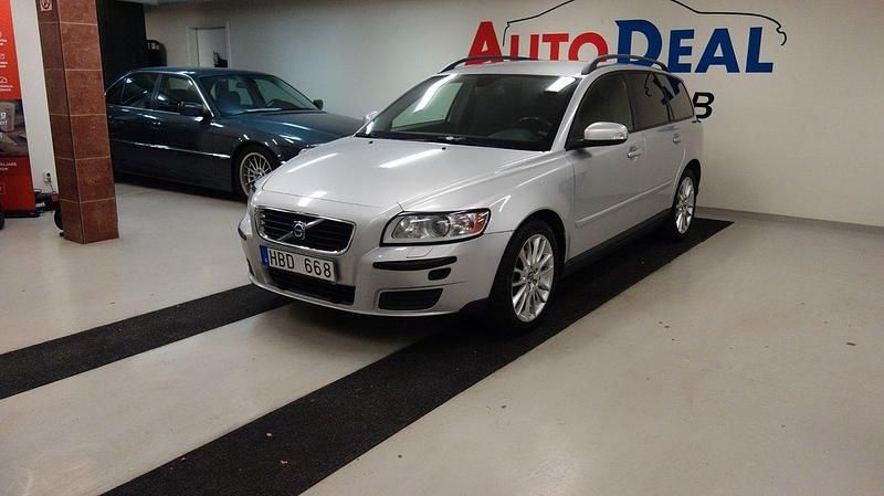 Ljusgrå Begagnad 2008 Volvo V50 Kinetic Kombi | 39 900 kr (Marknadspris) - Bild 1/4