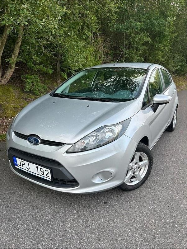 Grå Begagnad 2009 Ford Fiesta Halvkombi | 39 900 kr (Marknadspris) - Bild 1/4