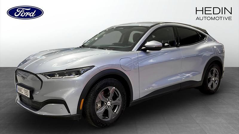 Grå Begagnad 2022 Ford Mustang Mach-E Standard Range SUV | 349 900 kr (Marknadspris) - Bild 1/4