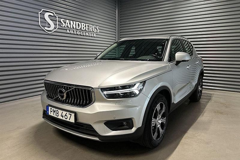 Silver Begagnad 2018 Volvo XC40 Inscription SUV | 318 500 kr (Lite dyr) - Bild 1/4