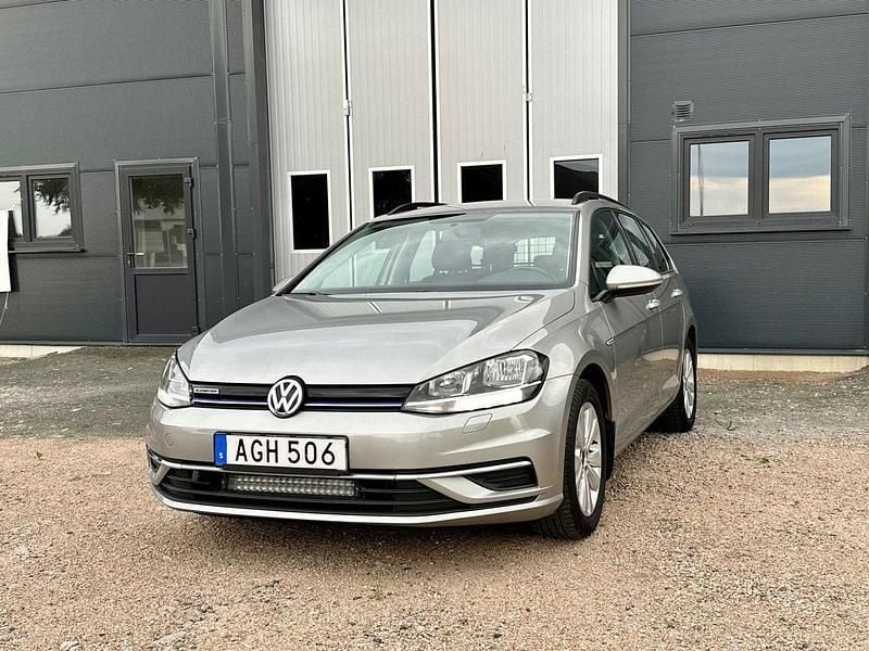 Silver Begagnad 2018 VW Golf VII Kombi | 128 000 kr (Marknadspris) - Bild 1/4