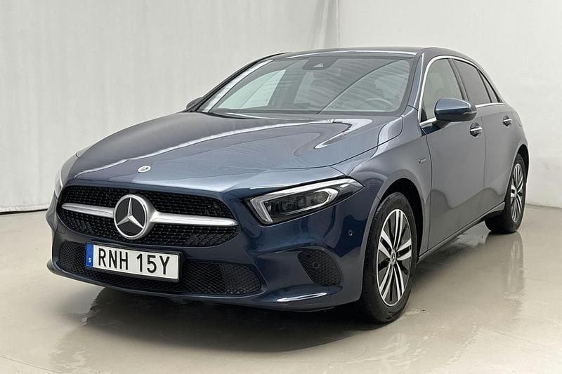 Blå Begagnad 2022 Mercedes A250 AMG | 250 000 kr - Bild 1/4