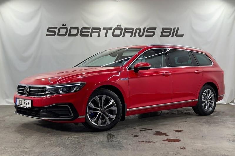 Röd Begagnad 2021 VW Passat GTE Kombi | 219 900 kr (Marknadspris) - Bild 1/4