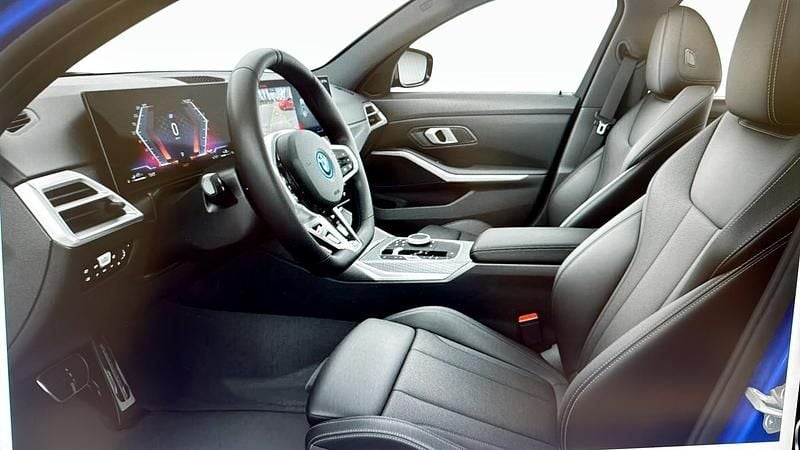 Begagnad BMW 330e Comfort Edition 293 HK (215 kW) 2025 Vit (mineral white) Kombi