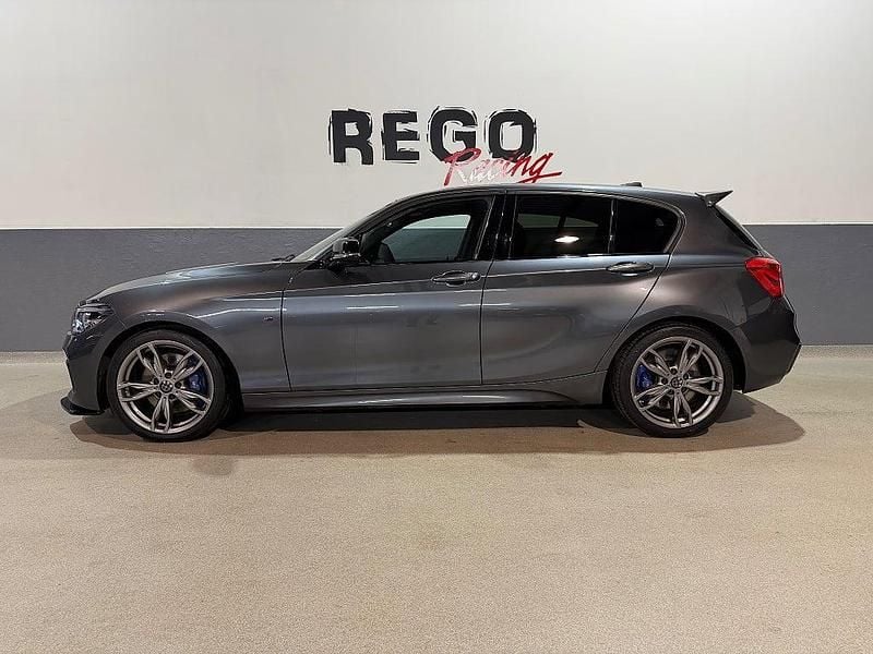 Grå Begagnad 2017 BMW M140 M Sport Halvkombi | 319 000 kr (Superpris) - Bild 1/4