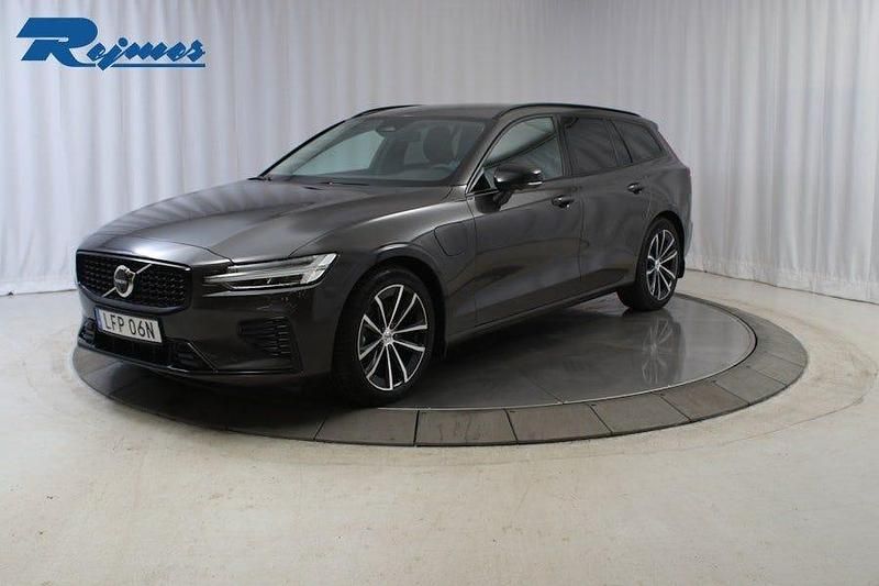 Grå (platinum grey metallic) Begagnad 2025 Volvo V60 Plus Kombi | 484 900 kr (Marknadspris) - Bild 1/4