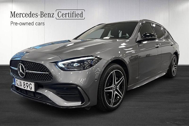 Grå Begagnad 2025 Mercedes C300e AMG Kombi | 529 000 kr (Marknadspris) - Bild 1/4