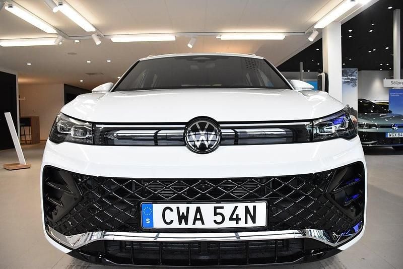 Begagnad VW Tiguan R-line 200 HK (147 kW) 2024 Vit SUV