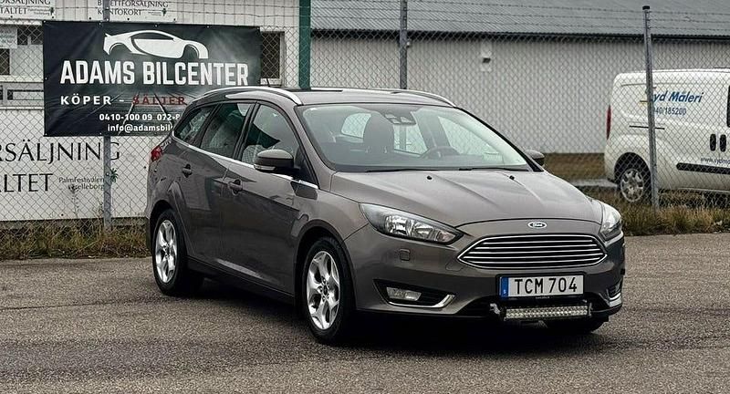 Brun Begagnad 2015 Ford Focus Titanium Kombi | 99 400 kr (Lite dyr) - Bild 1/4