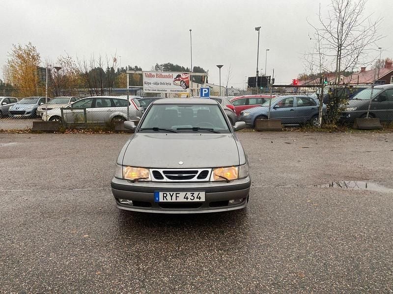 Ljusgrå Begagnad 2000 Saab 9-3 Halvkombi | 20 900 kr - Bild 1/4