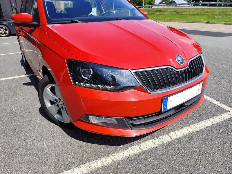Röd Begagnad 2016 Skoda Fabia Halvkombi | 76 900 kr (Marknadspris) - Bild 1/4