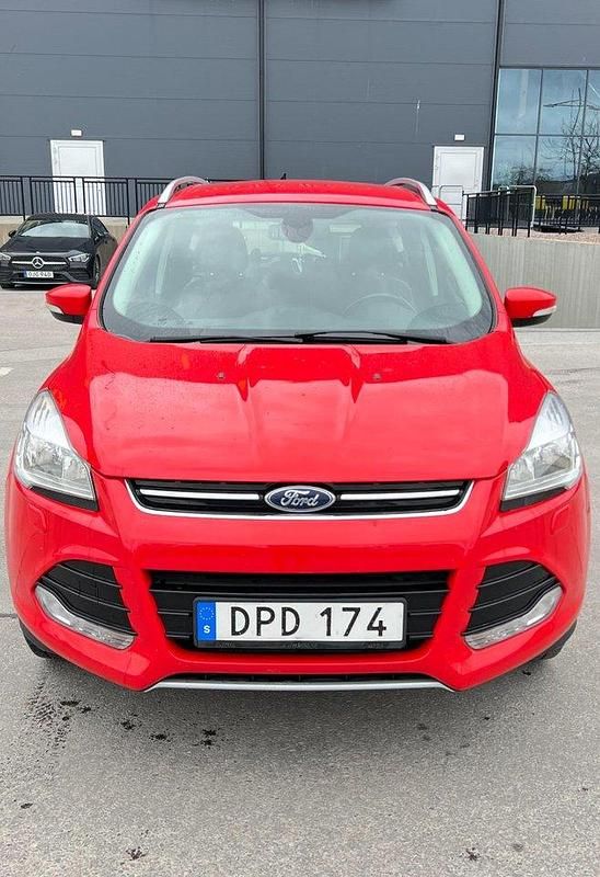Röd Begagnad 2015 Ford Kuga Titanium SUV | 103 000 kr (Bra pris) - Bild 1/4