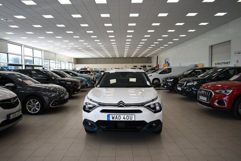 Vit Begagnad 2022 Citroën e-C4 Shine SUV | 299 900 kr - Bild 1/4