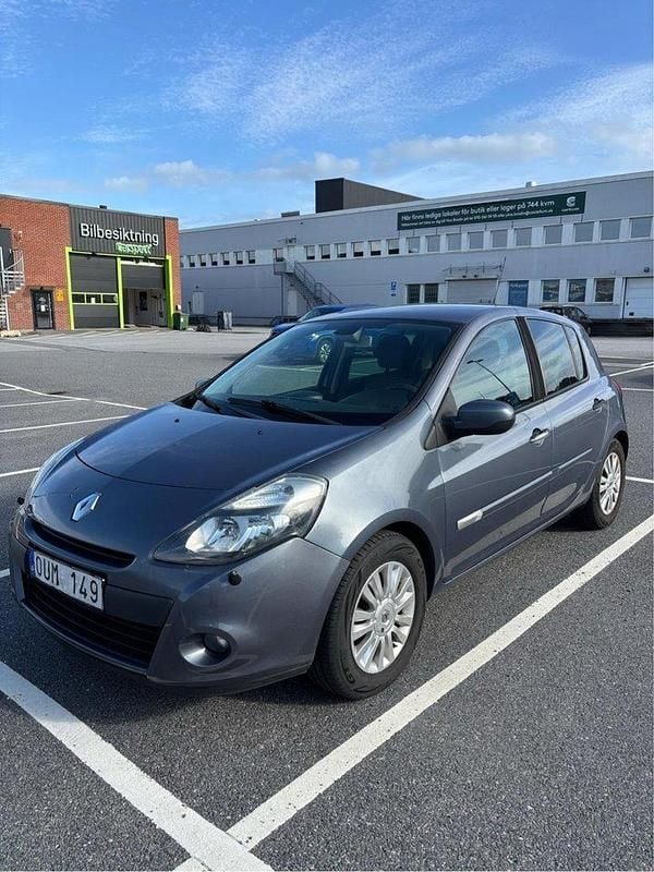 Blå Begagnad 2009 Renault Clio R.S. Halvkombi | 22 000 kr (Marknadspris) - Bild 1/4